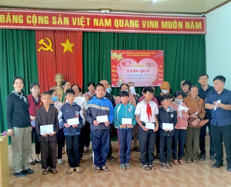 Ấm tình xuân mới